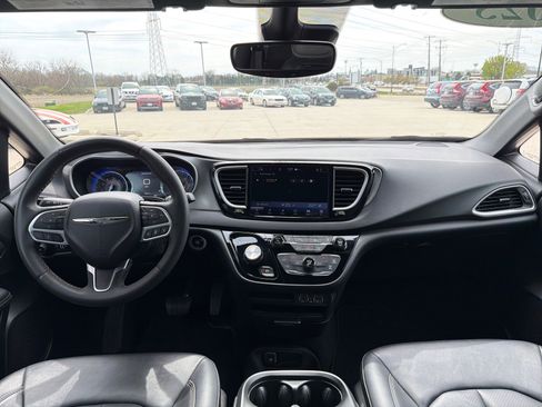 Used 2025 Chrysler Pacifica Select FWD image 28
