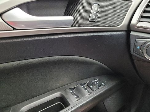 Used 2020 Ford Fusion SE FWD image 27
