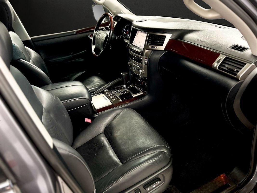 Used 2015 Lexus LX 570 4WD w/ Luxury Package image 23