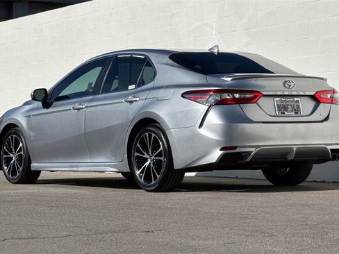 Used 2019 Toyota Camry SE image 3
