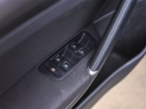 Used 2019 Volkswagen e-Golf SE w/ Driver Assistance Package image 25