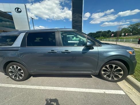 Used 2022 Kia Carnival EX FWD image 2