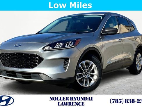 Used 2022 Ford Escape SE image 1