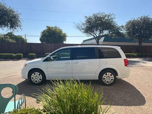 Used 2018 Dodge Grand Caravan SE w/ UConnect Hands-Free Group FWD image 9