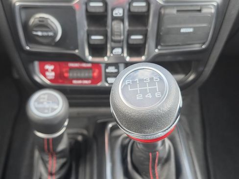Used 2022 Jeep Gladiator Rubicon w/ Cold Weather Group AWD/4WD image 17