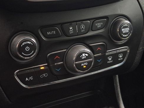 Used 2021 Jeep Cherokee Latitude Lux w/ Comfort/Convenience Group image 16