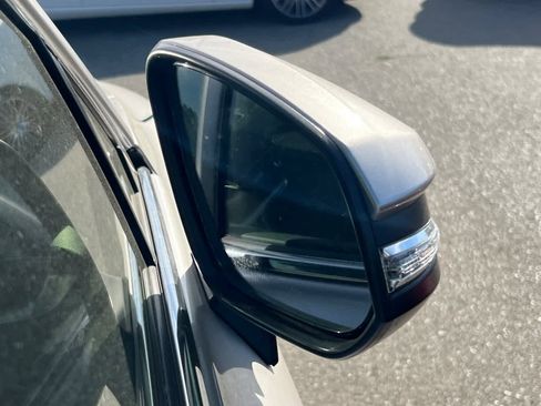 Used 2022 Toyota Venza Limited image 16