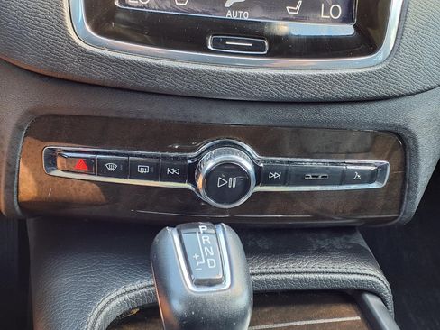 Used 2018 Volvo XC90 T5 Momentum w/ Convenience Package FWD image 18