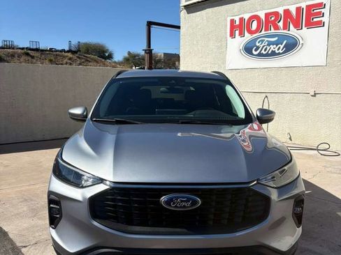Used 2024 Ford Escape SE image 2