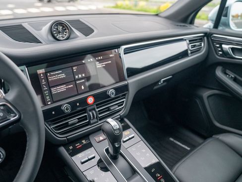 Certified 2026 Porsche Macan AWD/4WD image 15
