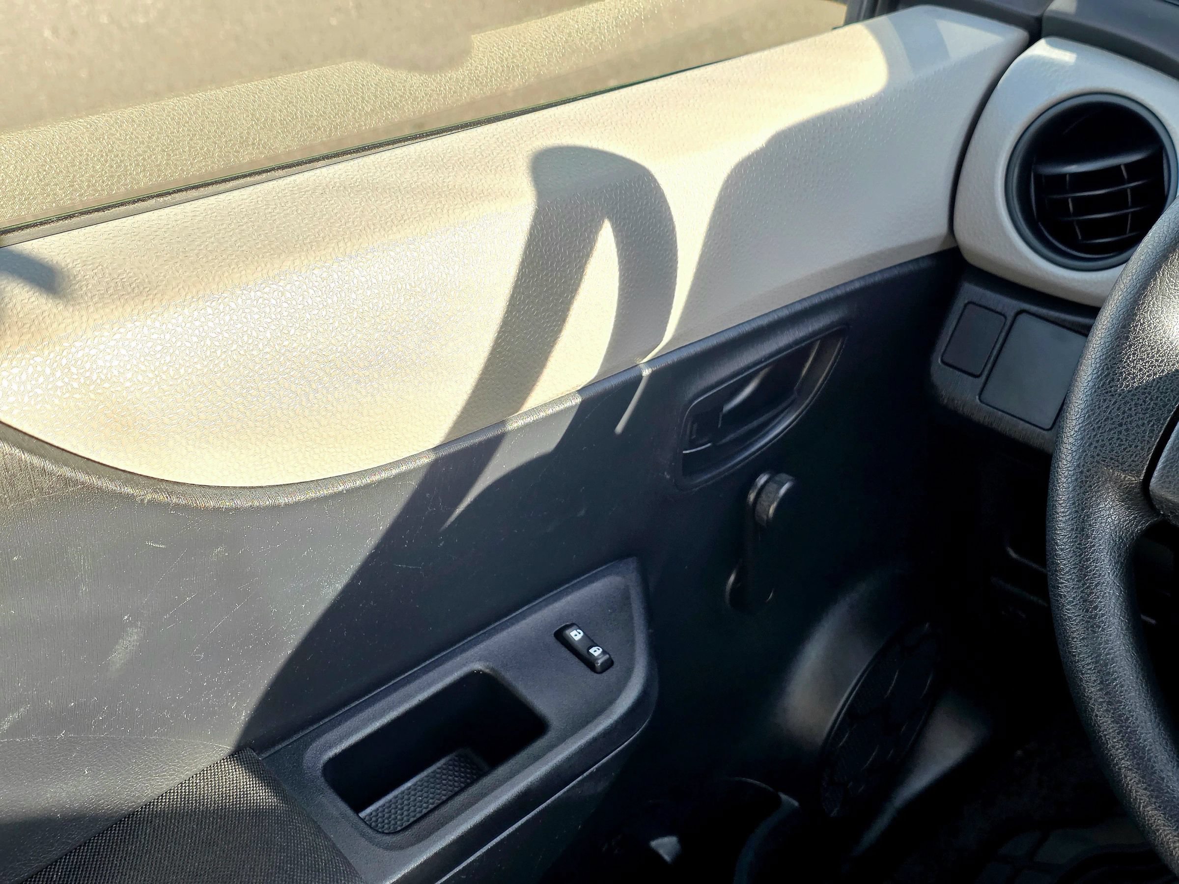 Used 2013 Toyota Yaris L FWD image 23