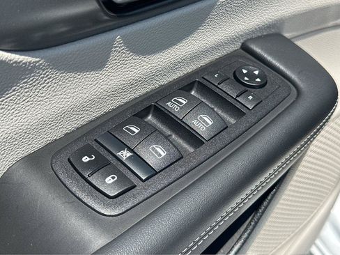Used 2024 Chrysler Pacifica Limited FWD image 36