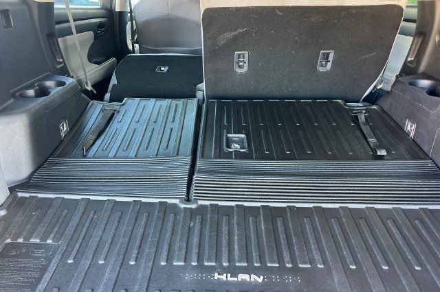 Used 2021 Toyota Highlander LE FWD image 18