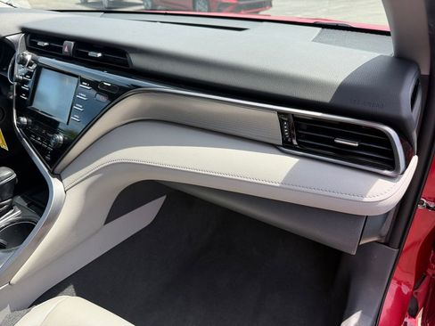 Used 2019 Toyota Camry SE FWD image 16