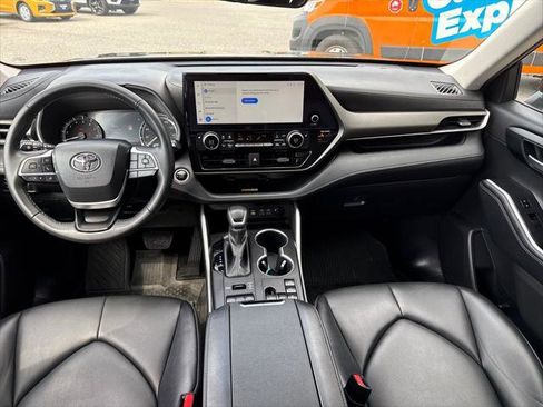 Used 2024 Toyota Highlander XLE AWD/4WD image 27