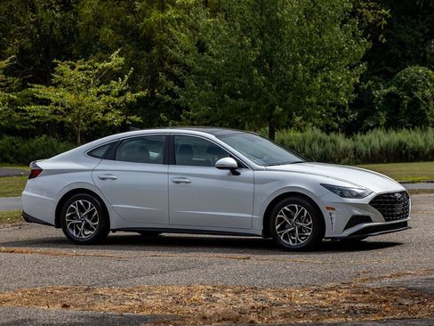 Used 2022 Hyundai Sonata SEL w/ Convenience Package image 3