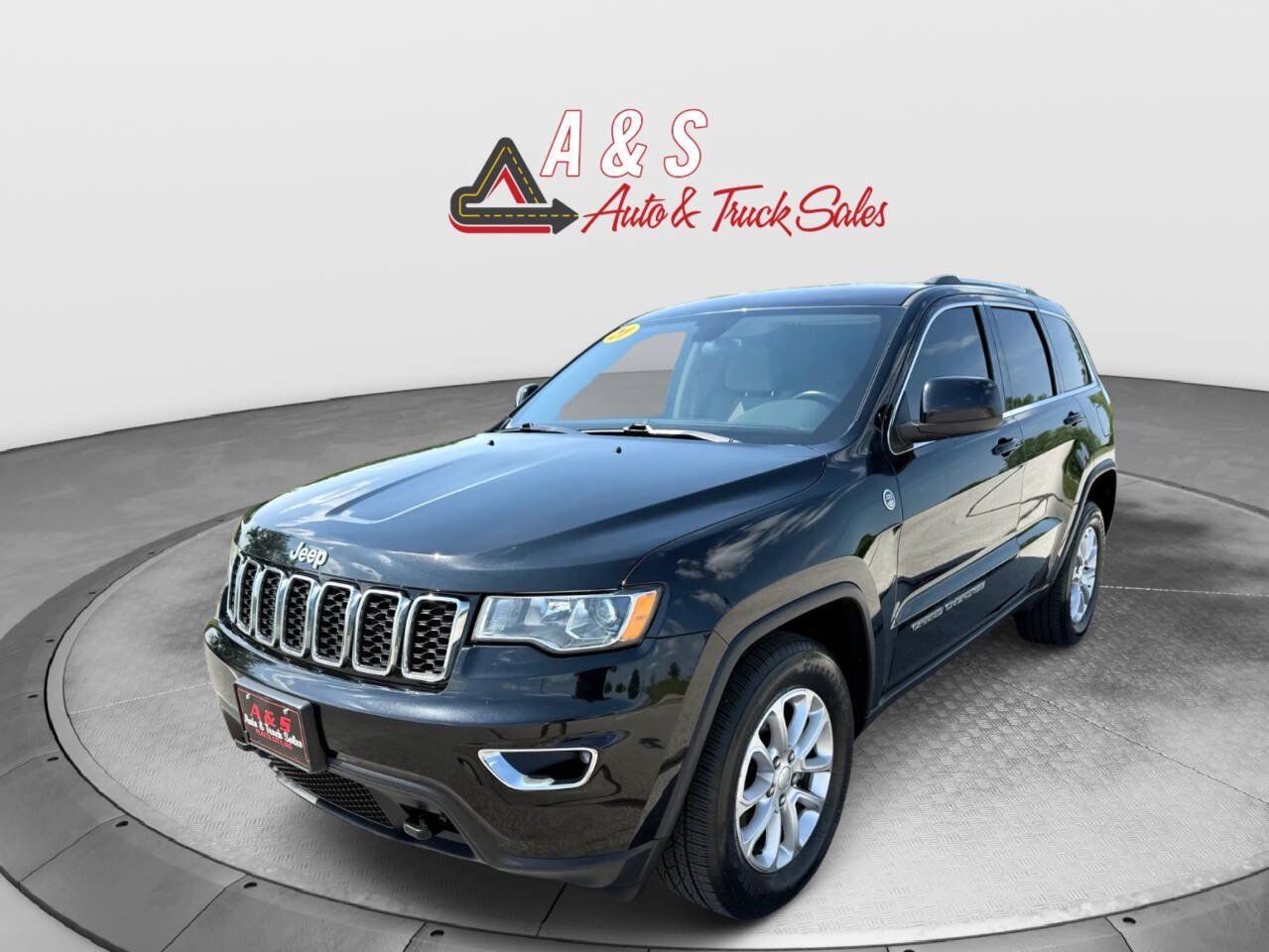 Used 2021 Jeep Grand Cherokee Laredo AWD/4WD image 3