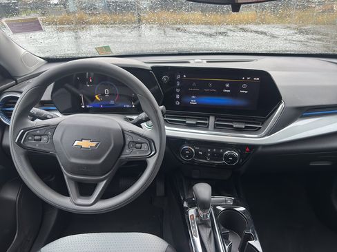 New 2025 Chevrolet Trax LT w/ Sunroof Package image 30