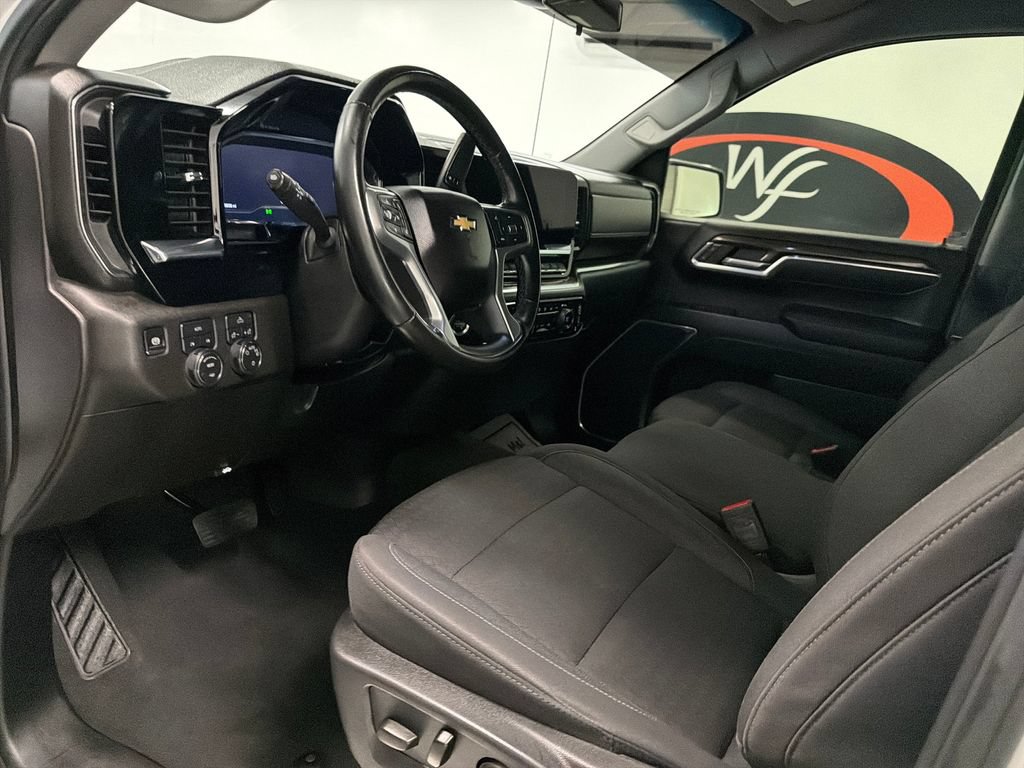Used 2025 Chevrolet Silverado 1500 LT AWD/4WD image 11