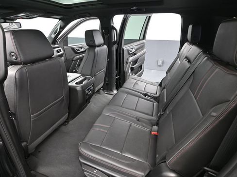 Used 2023 Chevrolet Suburban RST AWD/4WD image 32