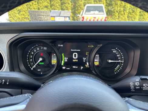 Used 2025 Jeep Wrangler Unlimited Sahara AWD/4WD image 21