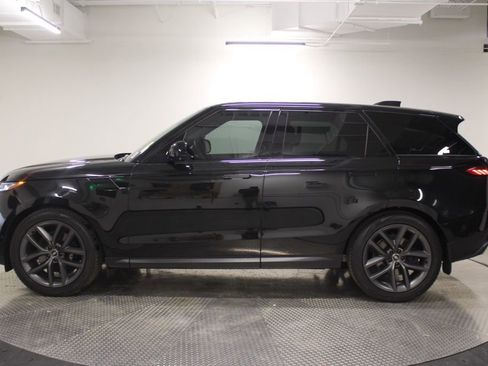 Used 2025 Land Rover Range Rover Sport SE image 2