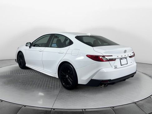 Used 2025 Toyota Camry SE image 5