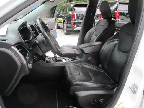 Used 2019 Jeep Cherokee Limited image 20