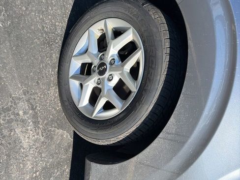 Used 2022 Kia Soul LX w/ Technology Package image 2