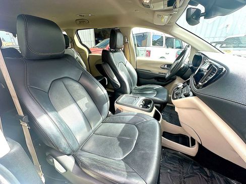 Used 2022 Chrysler Pacifica Touring-L image 25