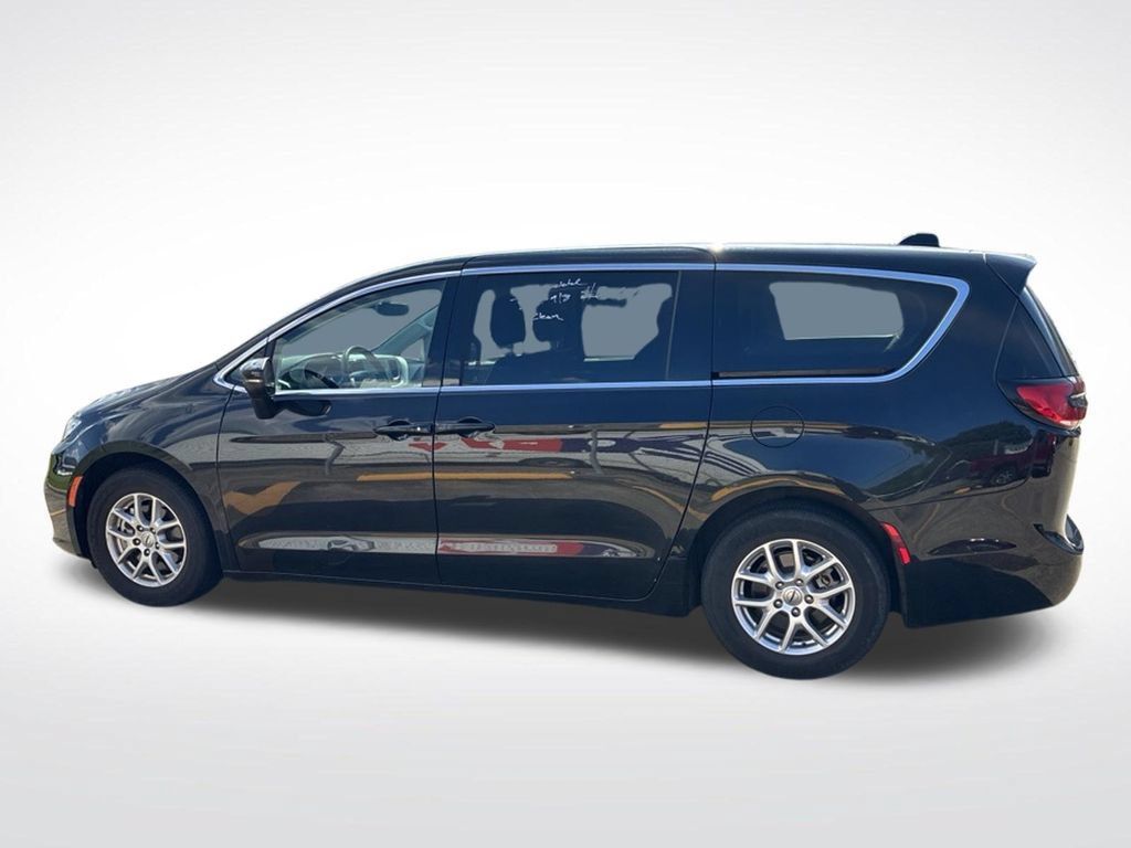 Used 2023 Chrysler Pacifica Touring-L FWD image 9
