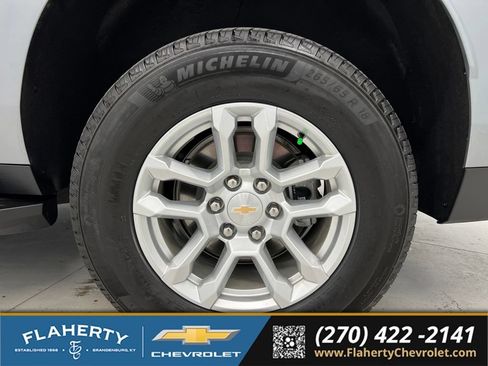 Used 2026 Chevrolet Suburban LT w/ Comfort Package AWD/4WD image 19