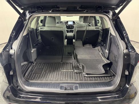 Used 2020 Toyota Highlander XLE AWD/4WD image 14