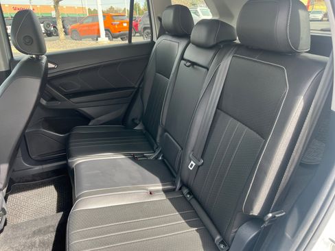 Used 2024 Volkswagen Tiguan SE w/ Panoramic Sunroof Package image 17