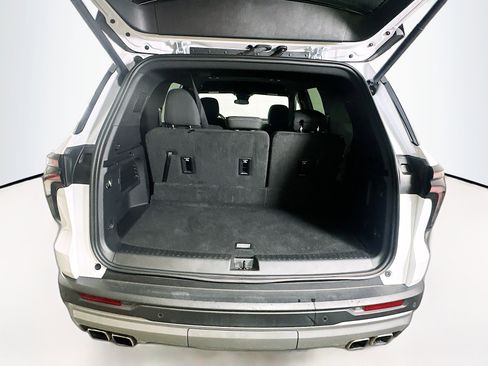 Used 2025 Chevrolet Traverse LT image 28