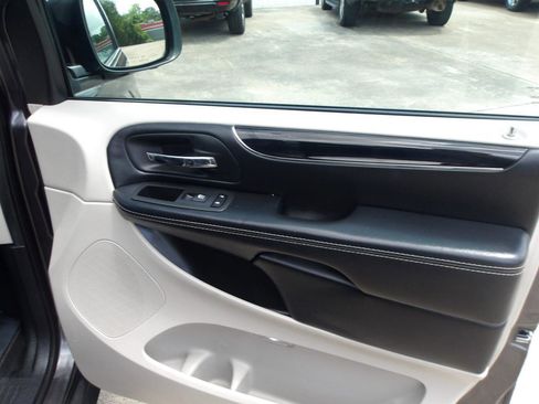 Used 2019 Dodge Grand Caravan SXT FWD image 8