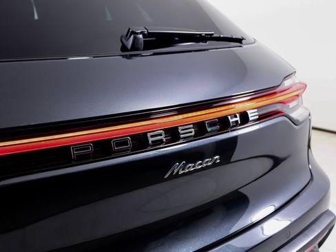 Certified 2025 Porsche Macan AWD/4WD image 9