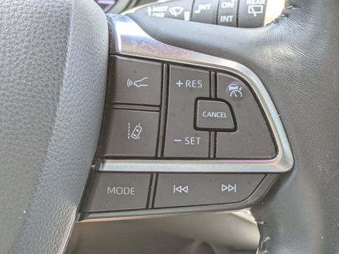 Used 2021 Toyota Highlander XLE FWD image 23