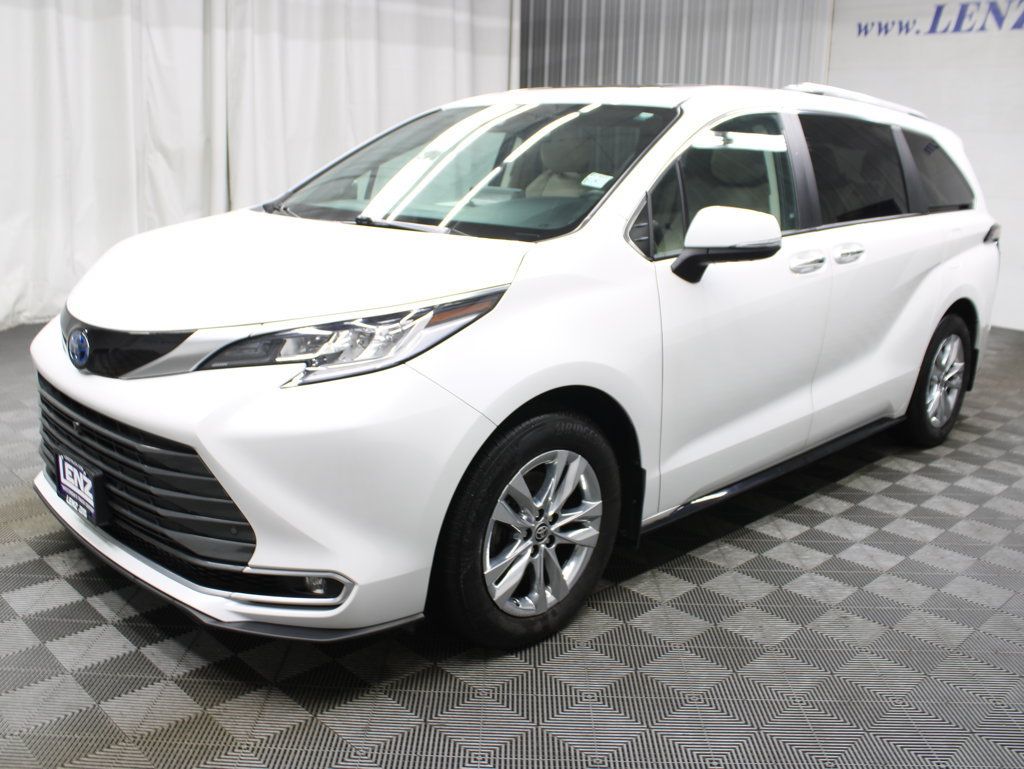 Used 2024 Toyota Sienna Limited AWD/4WD image 9