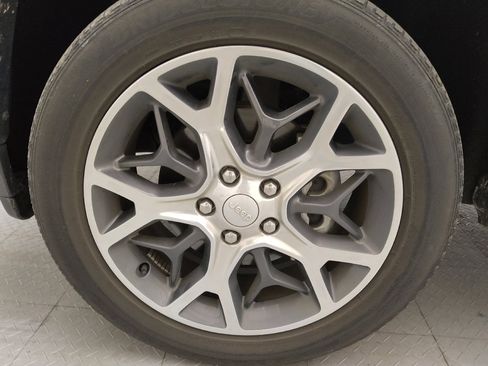 Used 2019 Jeep Grand Cherokee Overland AWD/4WD image 31