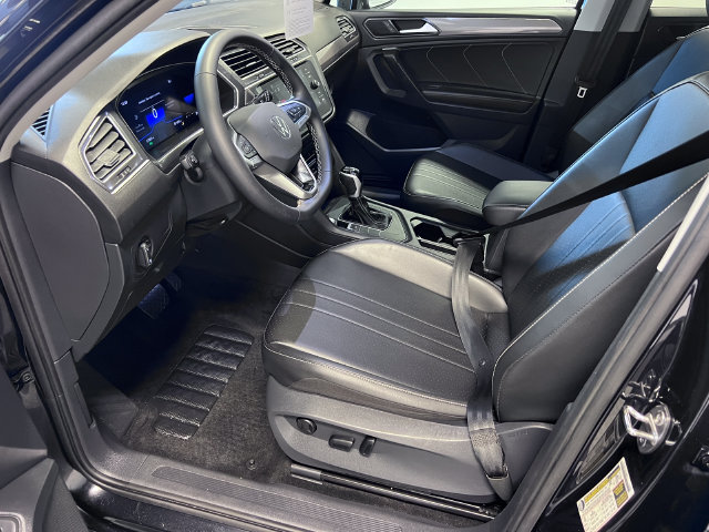 Certified 2024 Volkswagen Tiguan SE FWD image 7
