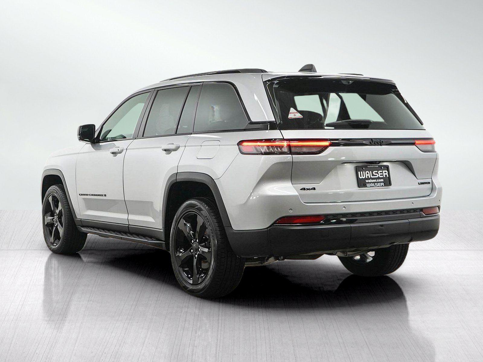 Used 2024 Jeep Grand Cherokee Limited w/ Luxury Tech Group II AWD/4WD image 3