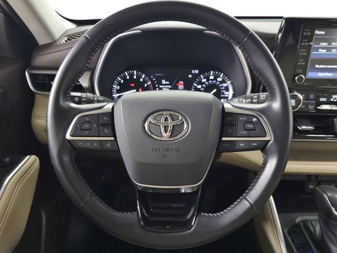Used 2021 Toyota Highlander XLE AWD/4WD image 18