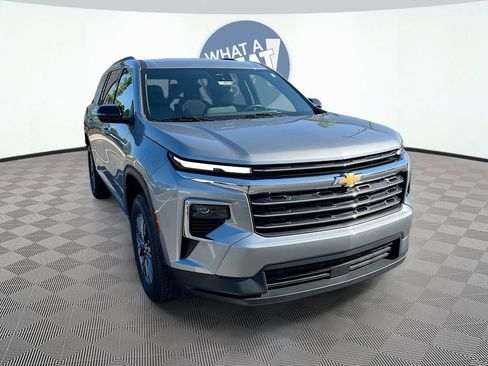 Used 2025 Chevrolet Traverse LT FWD image 3