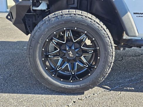 Used 2018 Jeep Wrangler Unlimited Rubicon w/ Connectivity Group image 26