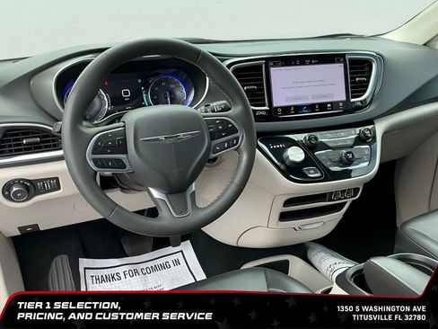 Used 2023 Chrysler Pacifica Touring-L FWD image 24