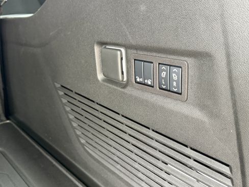 Used 2024 GMC Yukon XL Denali w/ Advanced Technology Package image 10