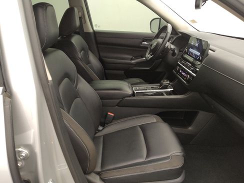 Used 2022 Nissan Pathfinder SL w/ Lighting Package (N92) FWD image 21