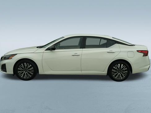 Used 2025 Nissan Altima 2.5 SV FWD image 4