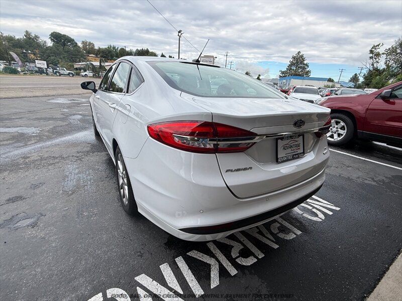 Used 2017 Ford Fusion SE w/ Fusion SE Technology Package FWD image 5